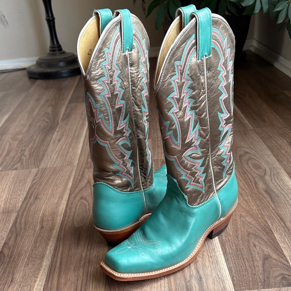 Women’s Justin Boots!! Size 9.
